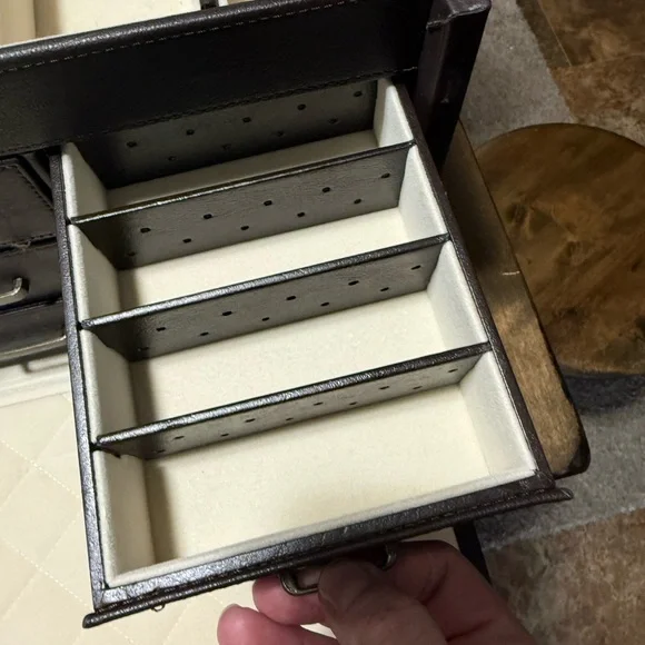 Vintage faux leather jewelry trunk - Picture 9 of 16